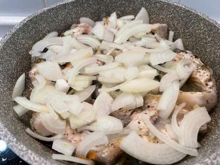 Припущенная осетрина