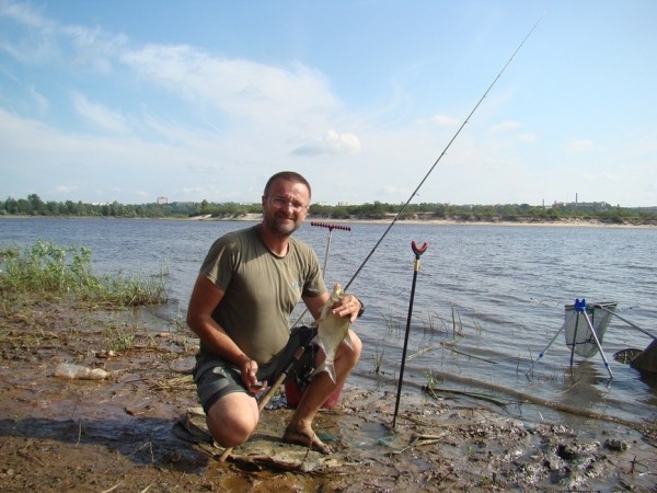 Против правилСередина календарного лета. Самая лучшая пора для ловли леща. Кроме того, июль  — один из самых удачных месяцев в году для семейного отдыха. Обстановка в мире нестабильная, и многие семьи отменили свои традиционные поездки за рубеж. Так что в июле берега наших отечественных рек испытают на себе наибольший прессинг отдыхающих. 