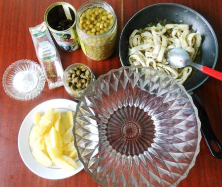 Тёплый салат с кальмарами