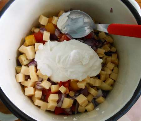 Линь, фаршированный овощами и запечённый в духовке