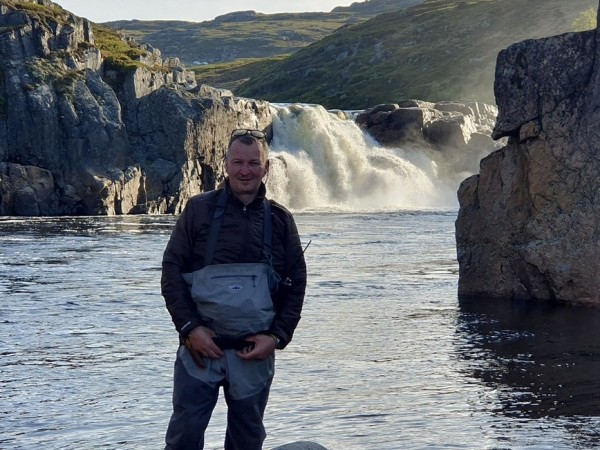 Семга более чем на 20 килограмм поймана в реке Восточная ЛицаТот, кому хоть раз посчастливилось вываживать очень крупную семгу, знает смысл заголовка этой статьи. Это удивительно сильная и мощная рыба, с которой нельзя управлять, ей нельзя командовать, ее нельзя заставить что-то делать помимо ее воли. С этой рыбой можно только договариваться или уговорить ее