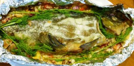 Линь, фаршированный овощами и запечённый в духовке