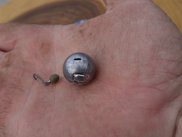 Против правилСередина календарного лета. Самая лучшая пора для ловли леща. Кроме того, июль  — один из самых удачных месяцев в году для семейного отдыха. Обстановка в мире нестабильная, и многие семьи отменили свои традиционные поездки за рубеж. Так что в июле берега наших отечественных рек испытают на себе наибольший прессинг отдыхающих. 