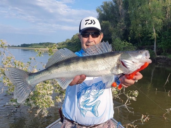 Три дня на ТрехречьеВ тех краях я не был 16 лет. Когда-то я на лодке с эхолотом изучил там все уголки. Для тех кто не в курсе, Трехречьем называют район Ахтубы ниже поселка Харабали, где речка делится на три протоки: Ахтуба, Мангут и Харабалык. Каждая протока по-своему уникальна. Повороты, ямы, плесы, коряжники. 
