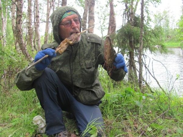 Вкус и искусЖарким сияющим июльским днем я достиг устья Курейки – правобережного притока Енисея, на высоком берегу которого установлен символический знак с надписью «Полярный круг». Тут и завершился мой сплав по великой сибирской реке. Окончание путешествия я решил отметить праздничным ужином. С  помощью моего неразлучного и верного спутника спиннинга я добыл килограммовую щучку. Здесь, особенно в низовьях реки,  это не проблема. 