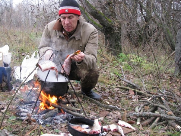 Вкус и искусЖарким сияющим июльским днем я достиг устья Курейки – правобережного притока Енисея, на высоком берегу которого установлен символический знак с надписью «Полярный круг». Тут и завершился мой сплав по великой сибирской реке. Окончание путешествия я решил отметить праздничным ужином. С  помощью моего неразлучного и верного спутника спиннинга я добыл килограммовую щучку. Здесь, особенно в низовьях реки,  это не проблема. 