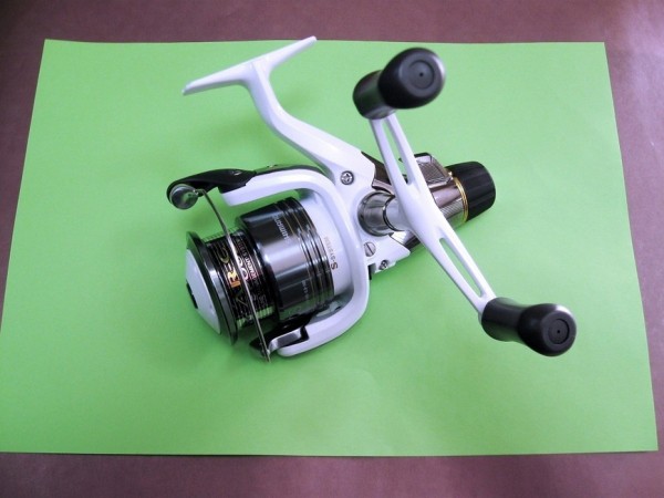 Ловим рыбу матчевой снастьюМаховая поплавочная удочка – снасть проверенная и успешная. Именно на нее приходится основная часть пойманной рыбы. Она гениально проста и уловиста в прибрежных мелководьях и заводях, где нередко стоит и крупная рыба. Но иногда прибрежная часть водоема зарастает роголистником и кувшинками до такой степени, что просто некуда закинуть удочку. 