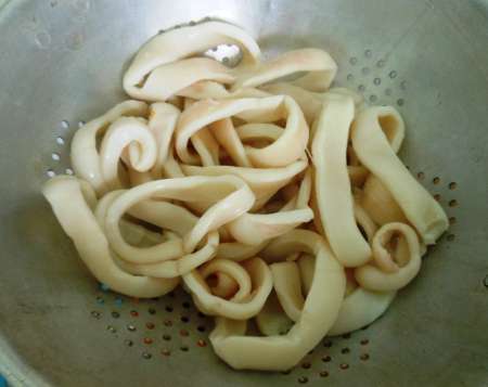 Тёплый салат с кальмарами