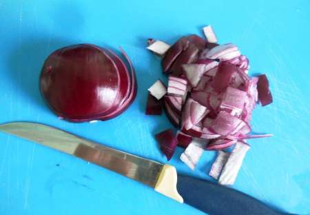 Линь, фаршированный овощами и запечённый в духовке