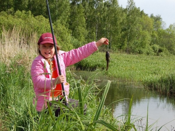 С кем идешь на водоем?Известно такое выражение: «С ним я пошел бы в разведку». Так обычно говорят о человеке, на которого можно положиться как на самого себя, который не струсит в минуту опасности, не предаст, не оставит в беде. А с кем можно идти на рыбалку? С кем идешь на водоем?Известно такое выражение: «С ним я пошел бы в разведку». Так обычно говорят о человеке, на которого можно положиться как на самого себя, который не струсит в минуту опасности, не предаст, не оставит в беде. А с кем можно идти на рыбалку?