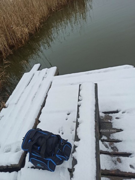 Прогулка со спиннингом по заснеженному берегу Прогулка со спиннингом по заснеженному берегу