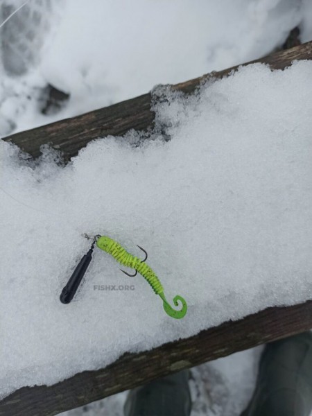 Прогулка со спиннингом по заснеженному берегу Прогулка со спиннингом по заснеженному берегу
