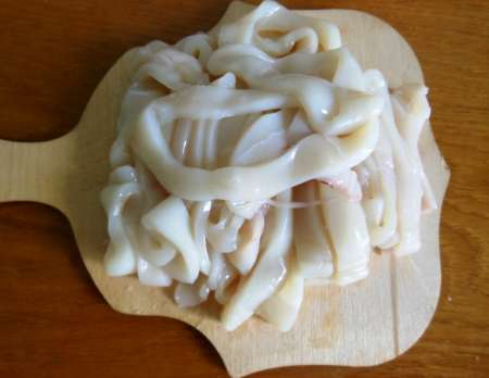 Тёплый салат с кальмарами