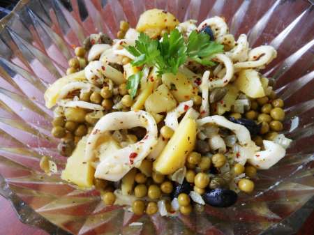 Тёплый салат с кальмарами