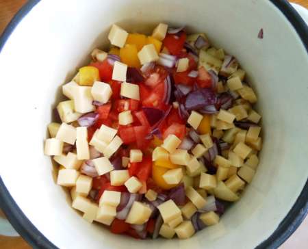 Линь, фаршированный овощами и запечённый в духовке