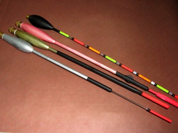 Ловим рыбу матчевой снастьюМаховая поплавочная удочка – снасть проверенная и успешная. Именно на нее приходится основная часть пойманной рыбы. Она гениально проста и уловиста в прибрежных мелководьях и заводях, где нередко стоит и крупная рыба. Но иногда прибрежная часть водоема зарастает роголистником и кувшинками до такой степени, что просто некуда закинуть удочку. 