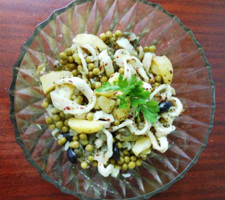 Тёплый салат с кальмарами