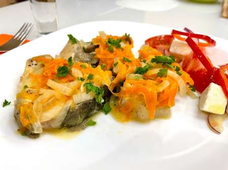 Припущенная осетрина