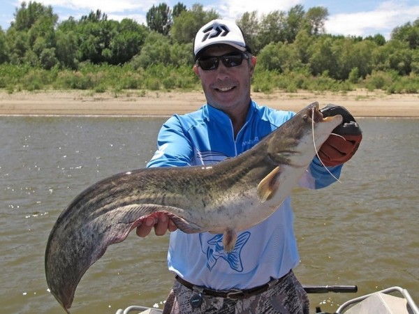 Три дня на ТрехречьеВ тех краях я не был 16 лет. Когда-то я на лодке с эхолотом изучил там все уголки. Для тех кто не в курсе, Трехречьем называют район Ахтубы ниже поселка Харабали, где речка делится на три протоки: Ахтуба, Мангут и Харабалык. Каждая протока по-своему уникальна. Повороты, ямы, плесы, коряжники. 