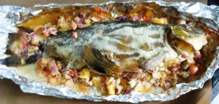 Линь, фаршированный овощами и запечённый в духовке