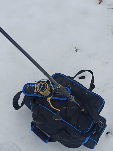 Прогулка со спиннингом по заснеженному берегу Прогулка со спиннингом по заснеженному берегу