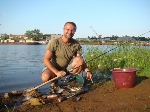 Против правилСередина календарного лета. Самая лучшая пора для ловли леща. Кроме того, июль  — один из самых удачных месяцев в году для семейного отдыха. Обстановка в мире нестабильная, и многие семьи отменили свои традиционные поездки за рубеж. Так что в июле берега наших отечественных рек испытают на себе наибольший прессинг отдыхающих. 
