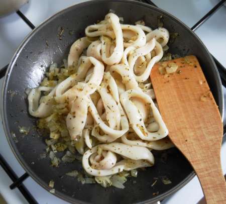 Тёплый салат с кальмарами