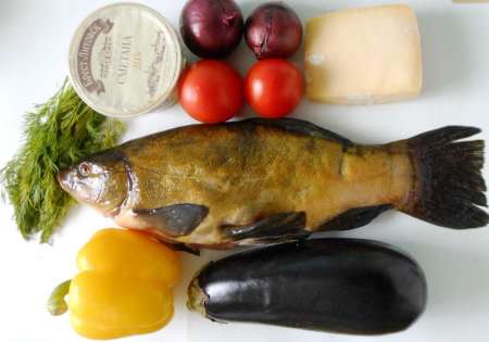 Линь, фаршированный овощами и запечённый в духовке