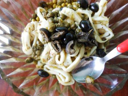 Тёплый салат с кальмарами