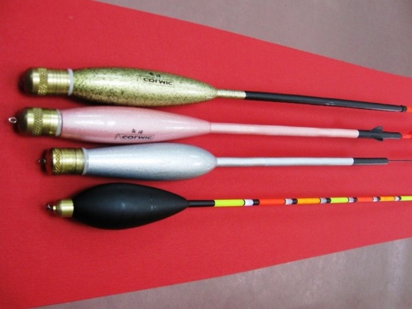 Ловим рыбу матчевой снастьюМаховая поплавочная удочка – снасть проверенная и успешная. Именно на нее приходится основная часть пойманной рыбы. Она гениально проста и уловиста в прибрежных мелководьях и заводях, где нередко стоит и крупная рыба. Но иногда прибрежная часть водоема зарастает роголистником и кувшинками до такой степени, что просто некуда закинуть удочку. 