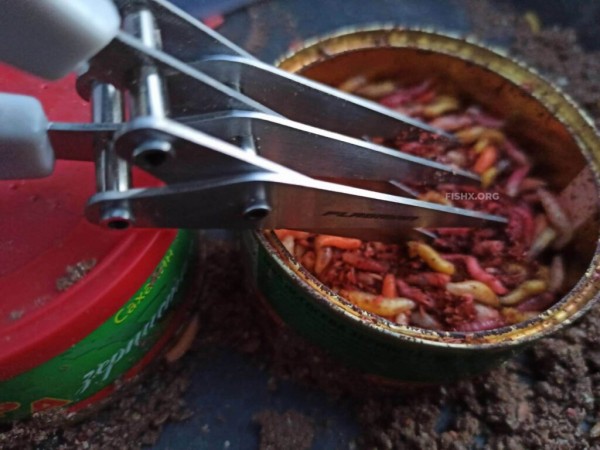 На каменистом берегу плотины водохранилища