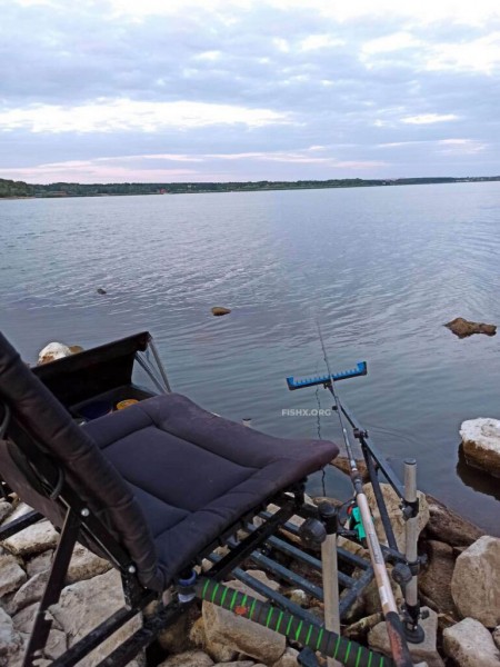 На каменистом берегу плотины водохранилища