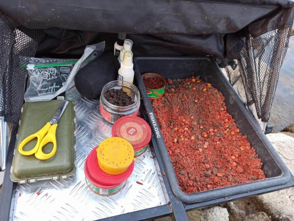 На каменистом берегу плотины водохранилища